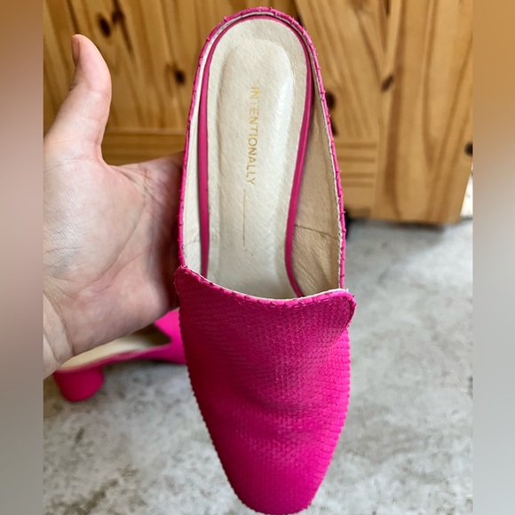 Intentionally Blank Clogs - Picture 3 of 5